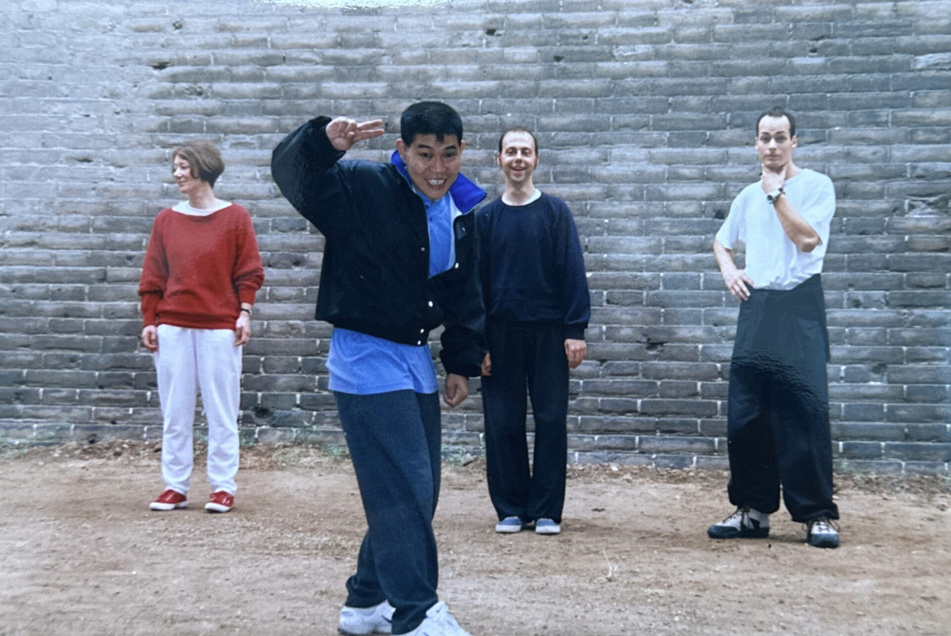 Training in China - Erste Trainingsreise nach China 1998 - Training mit Großmeister Shen Xijing an der Stadtmauer von Xian