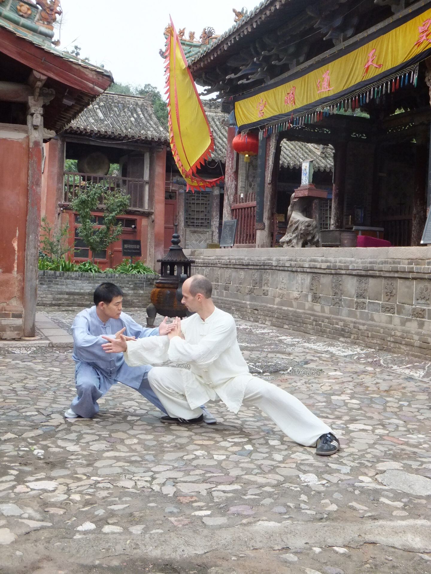 Training in China - Tuishou Training mit Großmeister Shen Xijing im Kloster der Jadequelle