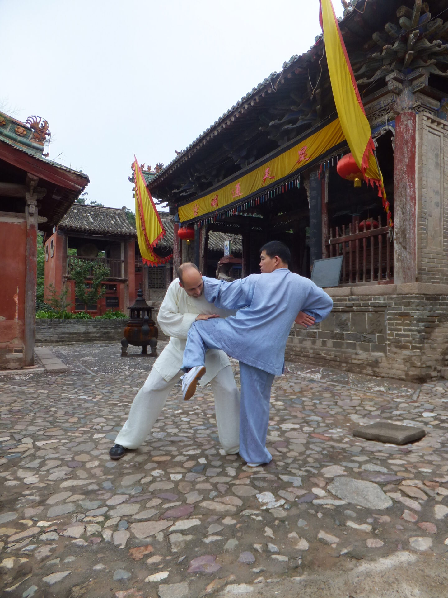 Training in China - Anwendungstraining mit Großmeister Shen Xijing im Kloster der Jadequelle