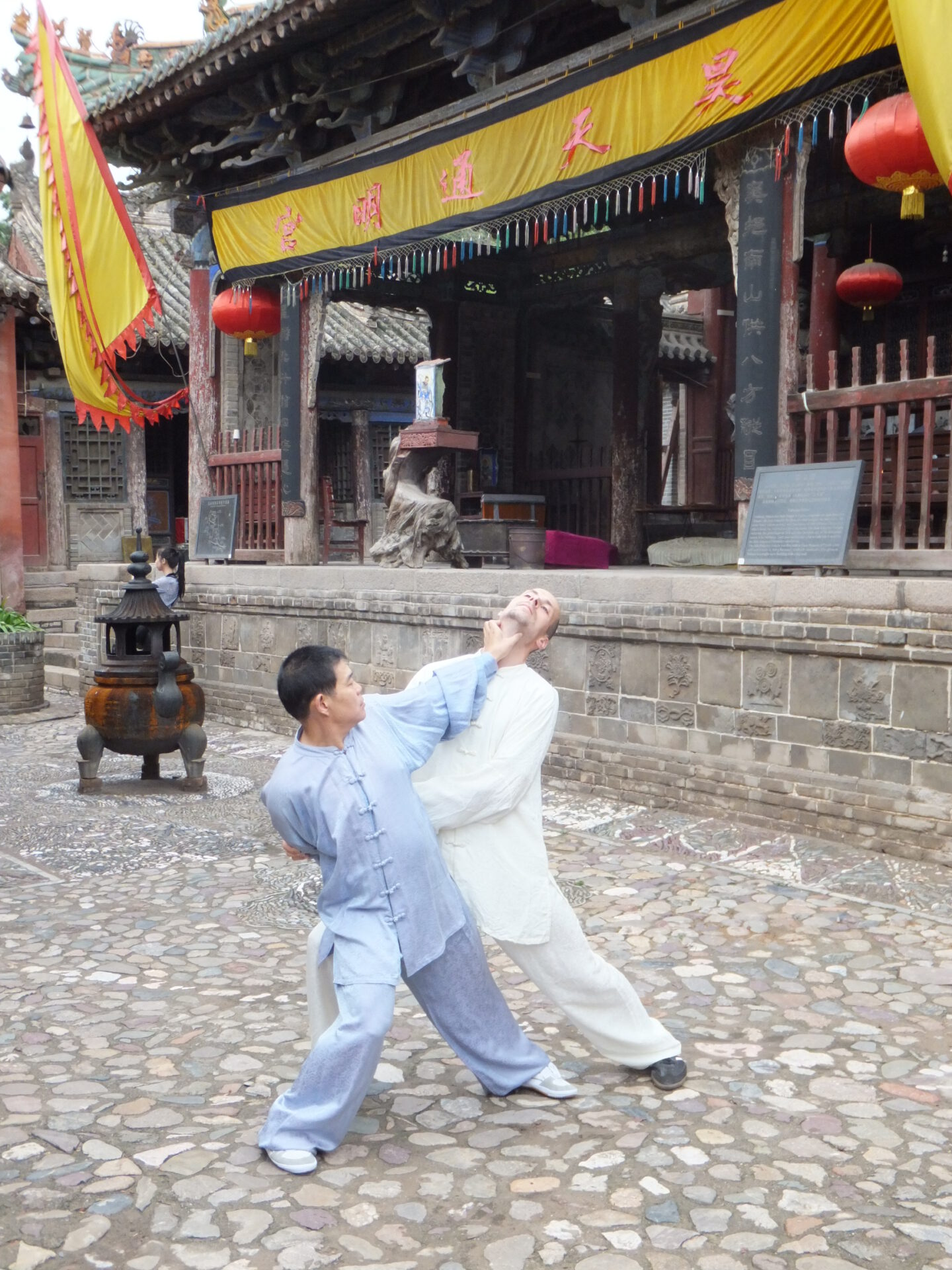 Training in China - Anwendungstraining mit Großmeister Shen Xijing im Kloster der Jadequelle